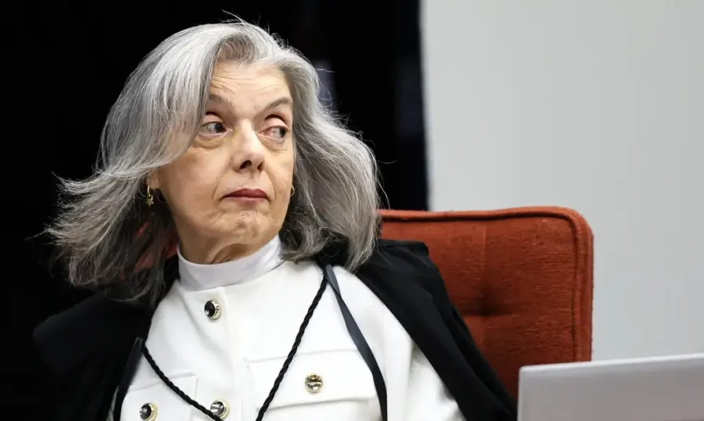 Cármen Lúcia relata ameaça de bomba e critica feminicídios no DF