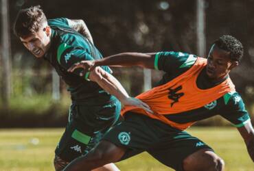 Chapecoense x Grêmio: onde assistir ao vivo, horário e prováveis escalações do duelo pelo Brasileirão. Imagem: ACF