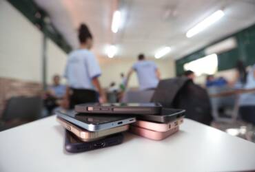 Pesquisa nacional avalia impacto da lei que regula o uso de celulares nas escolas