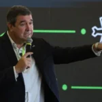 De ‘Mato Grosso’ para ‘do Sul’: Riedel não perdoa gafe em evento e corrige apresentadora na hora