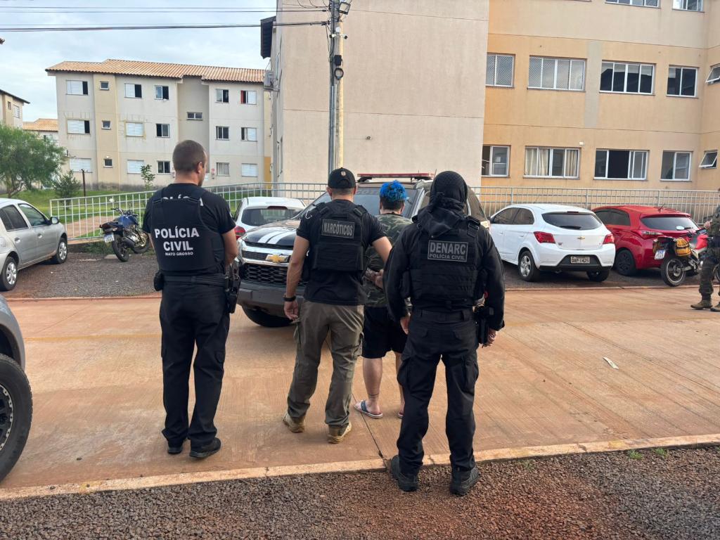 Policiais Civis da DENARC prendendo suspeito