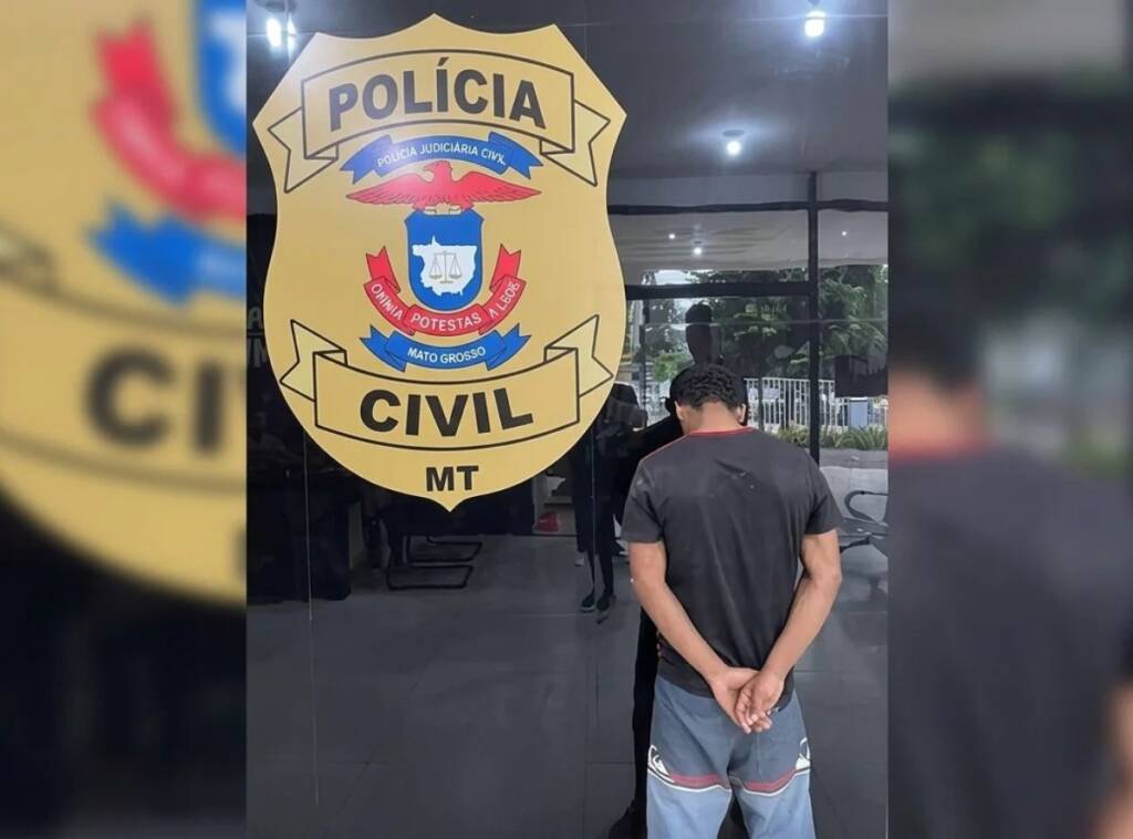 Foto de jovem apreendido ao lado de brasão da polícia civil de Nova Mutum