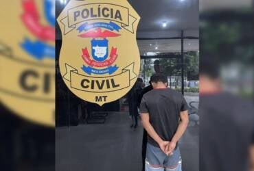 Foto de jovem apreendido ao lado de brasão da polícia civil de Nova Mutum