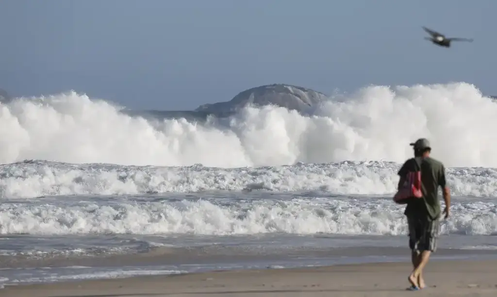 Erosão costeira levanta alerta sobre impactos ambientais de obras em praias