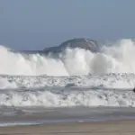 Erosão costeira levanta alerta sobre impactos ambientais de obras em praias
