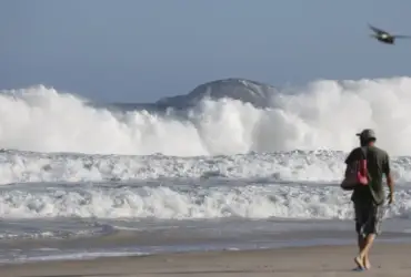 Erosão costeira levanta alerta sobre impactos ambientais de obras em praias