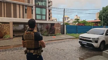 Foto de oficial da DRACO em frente à prédio