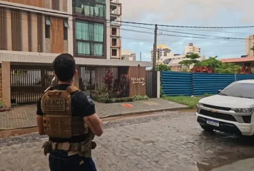 Foto de oficial da DRACO em frente à prédio