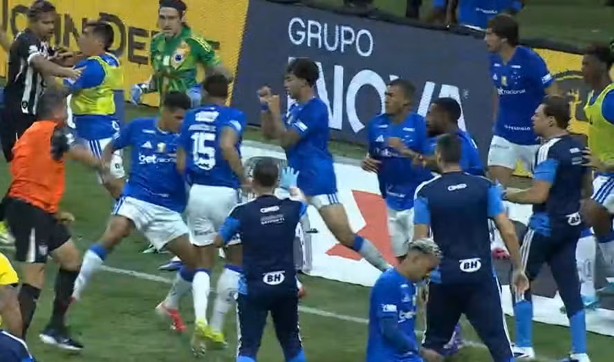Campeonato Mineiro: briga generalizada entre jogadores durante a final entre Cruzeiro e Atle´tico-MG no Mineirão