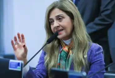 Dino mantém convocação de Leila Pereira para depor na CPMI do INSS