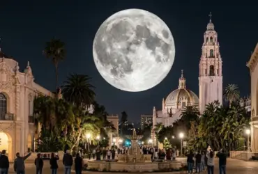 Fotografia da Lua Cheia totalmente iluminada vista do Balboa Park, em San Diego, contra um céu noturno escuro.