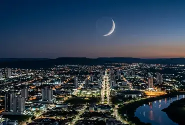Cidade iluminada pela lua minguante