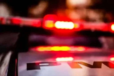 Idoso é baleado após criminosos invadirem casa e atearem fogo em residência em Cáceres