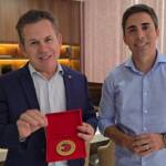 Governador de Mato Grosso recebe selo nacional compromisso com a alfabetização