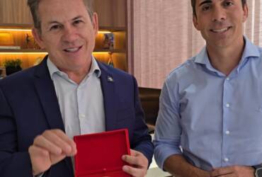 Governador mauro mendes recebendo prêmio