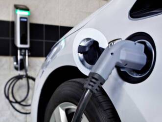 Abastecer carro elétrico e híbrido