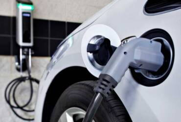 Abastecer carro elétrico e híbrido