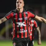 Vitória vence Atlético-MG no Barradão em noite de homenagem a Wagner Moura e reage no Brasileirão