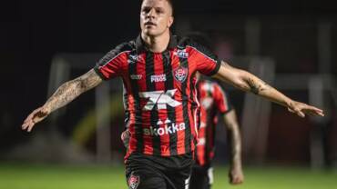 Em dia de homenagem a Wagner Moura, Vitória bate o Atlético-MG e se recupera na Série A