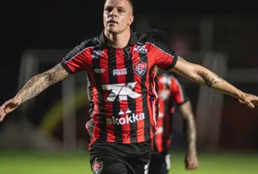 Em dia de homenagem a Wagner Moura, Vitória bate o Atlético-MG e se recupera na Série A