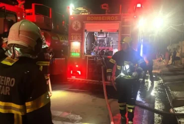 Imagem de bombeiros após controlar incêncio