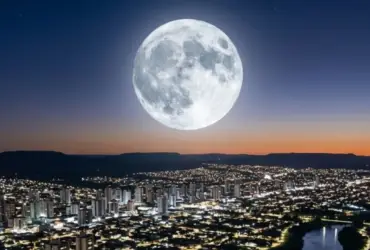Lua cheia sobre a cidade