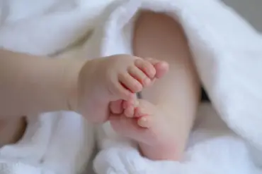 Bebê de um ano é ferido após homem invadir casa e espancar mãe