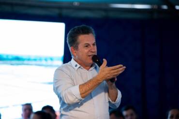 mauro mendes dando discurso sobre alta floresta