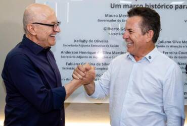 Mauro mendes e otaviano pivetta cumprimentando