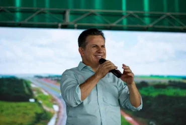 Mauro Mendes fazendo discurso