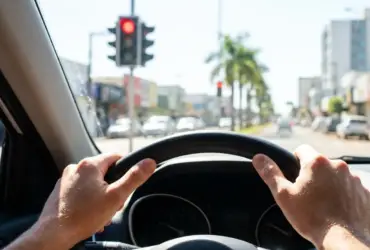 Motorista com as mão no volante