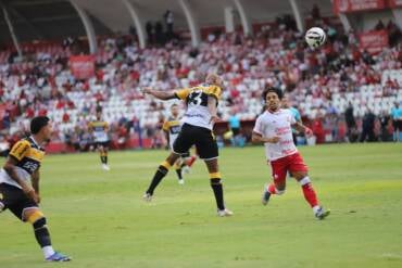 Lance do jogo entre Náutico x Criciúma. Imagem: Celso da Luz/Criciúma EC