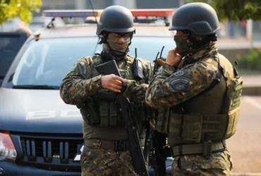 Policiais do BOPE em frente a viatura