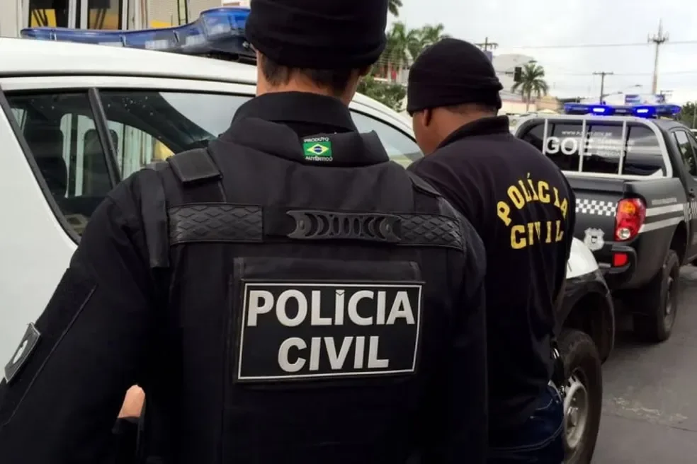 Foto da polícia civil de mato grosso ao lado de viatura
