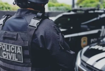 Policial civil em estacionamento da PJC