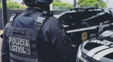 Policial civil ao lado de frota