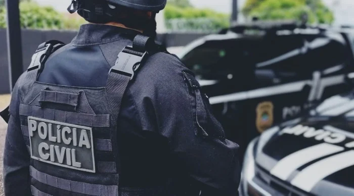 Policial civil ao lado de frota