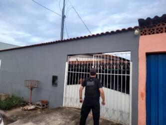 policial em frente a casa cuiaba
