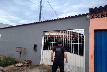 policial em frente a casa cuiaba
