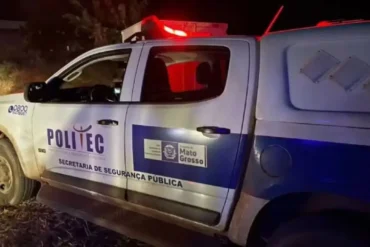 Caminhonete da Politec à noite com as sirenes ligadas