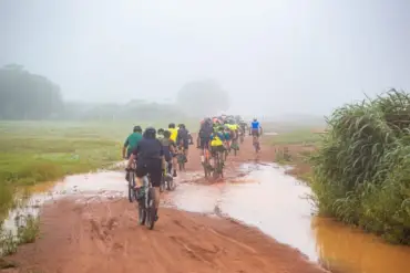 Chuva aumenta desafio e mais de 180 ciclistas encaram a primeira etapa do Desafio Agro de MTB em Lucas
