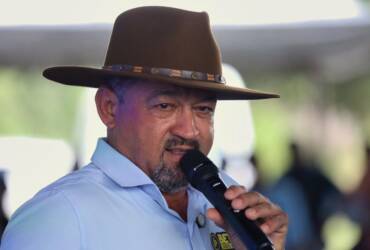 Prefeito de Nova Lacerda com microfone