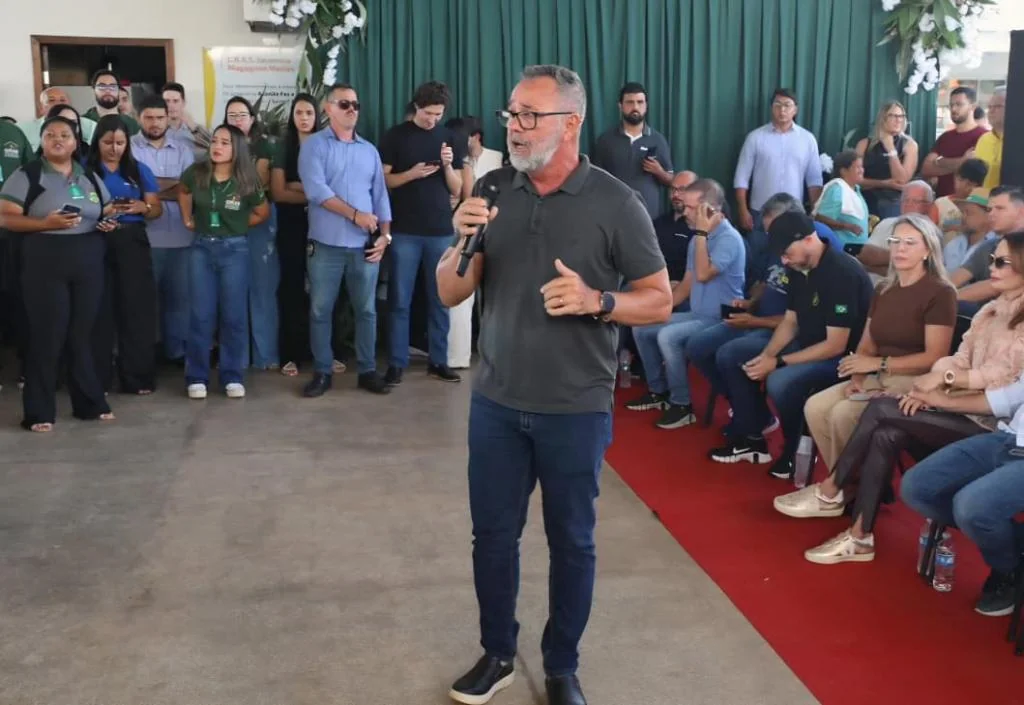 Foto do prefeito de Araputanga em evento