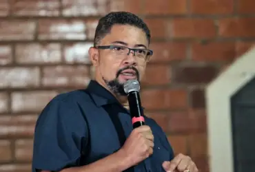 Foto de prefeito de Poconé discursando