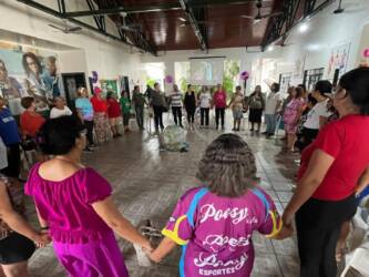 Foto de roda de conversa para idosos feita pela SEMA-MT