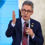 Zema renuncia ao Governo de MG para disputar a Presidência; Mateus Simões assume