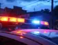 Homem tranca filhos em casa, barra esposa e a agride com garrafada em MT