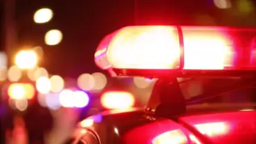 Sirene de viatura da polícia militar à noite com o fundo desfocado