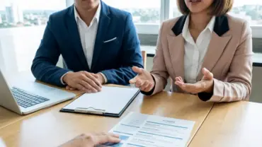 Pessoas em entrevista de vaga de emprego