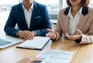 Pessoas em entrevista de vaga de emprego